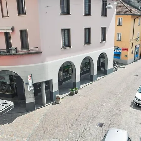 Nell'incantevole Citta Vecchia Di Locarno
